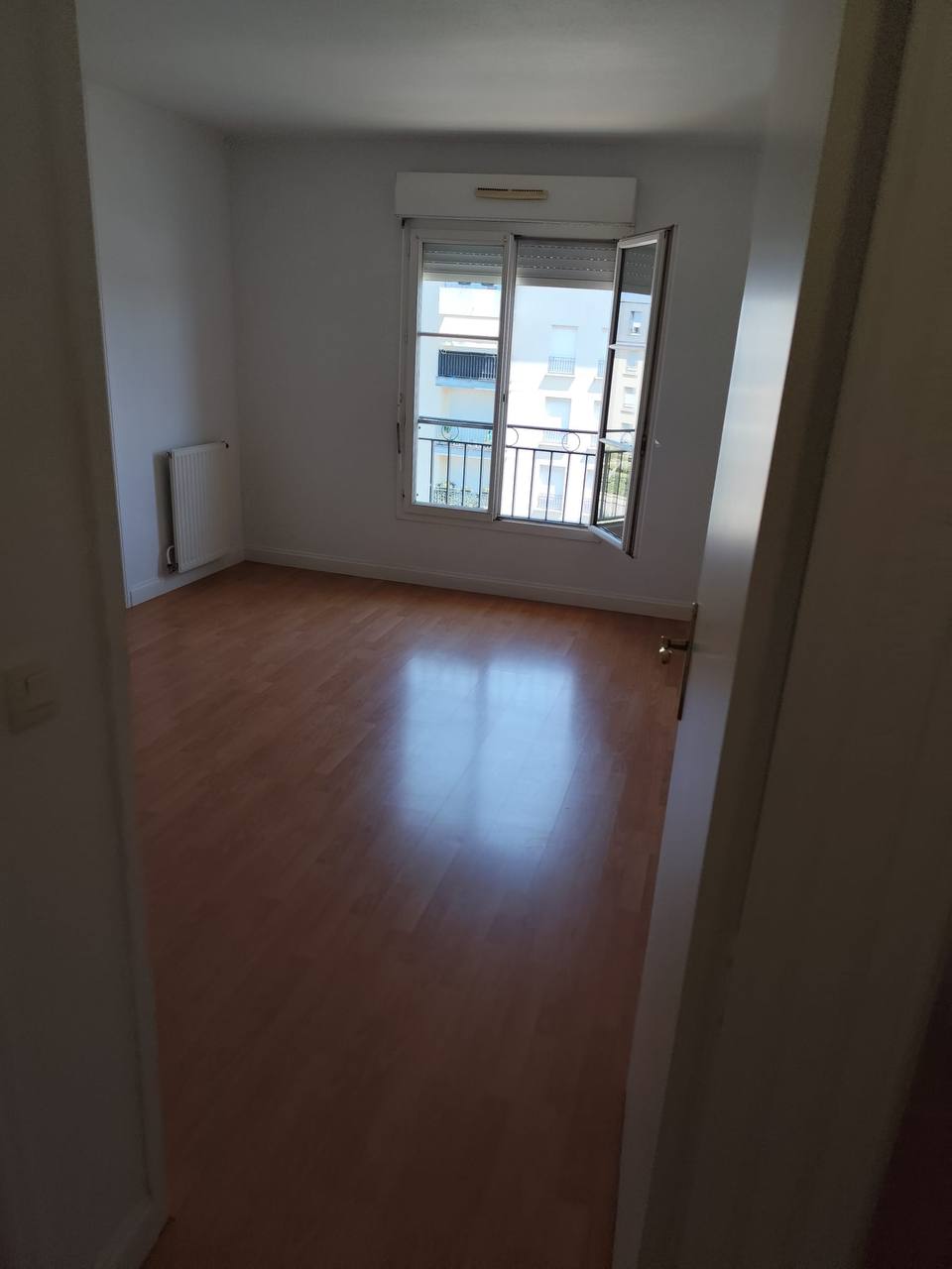 Chambre après nettoyage — parquet relustré, sol dégagé
