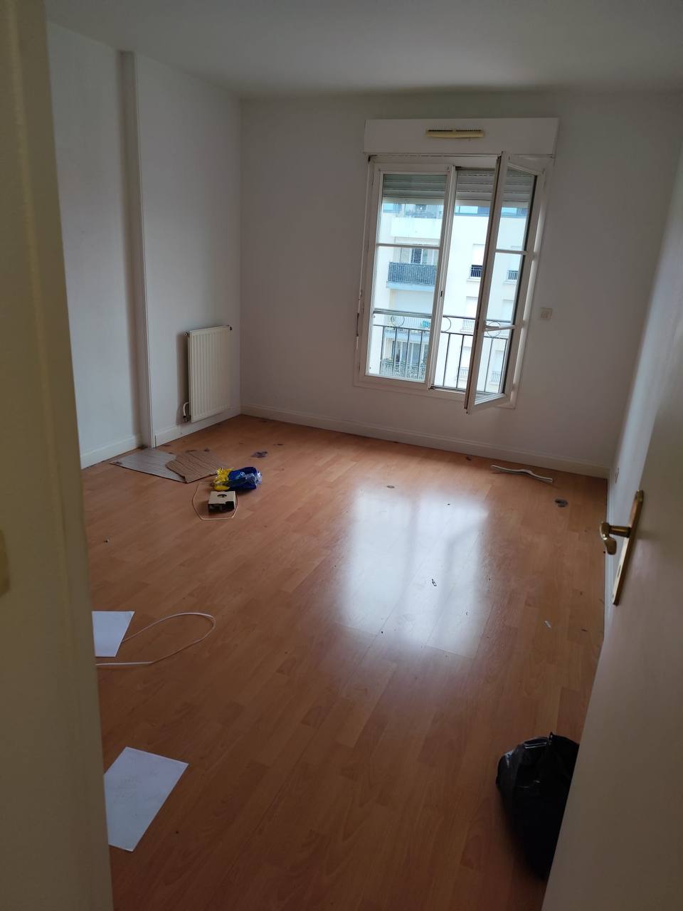 Chambre avant nettoyage — encombrants et débris au sol