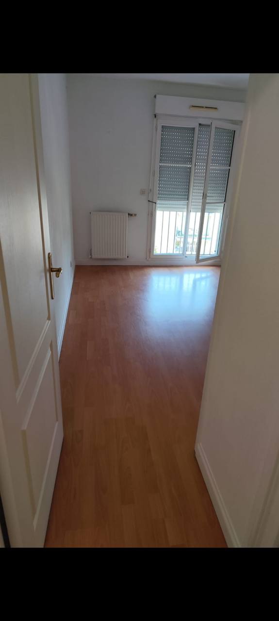 Chambre après nettoyage — parquet relustré