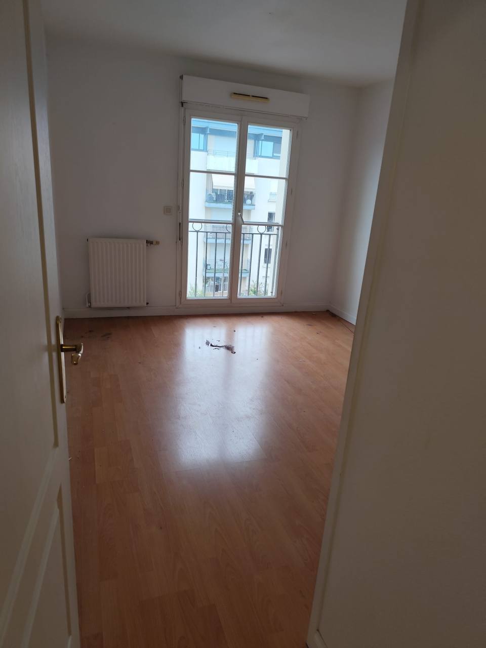 Chambre avant nettoyage — taches au sol