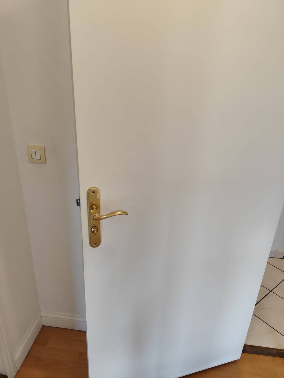 Porte après nettoyage — surface nette