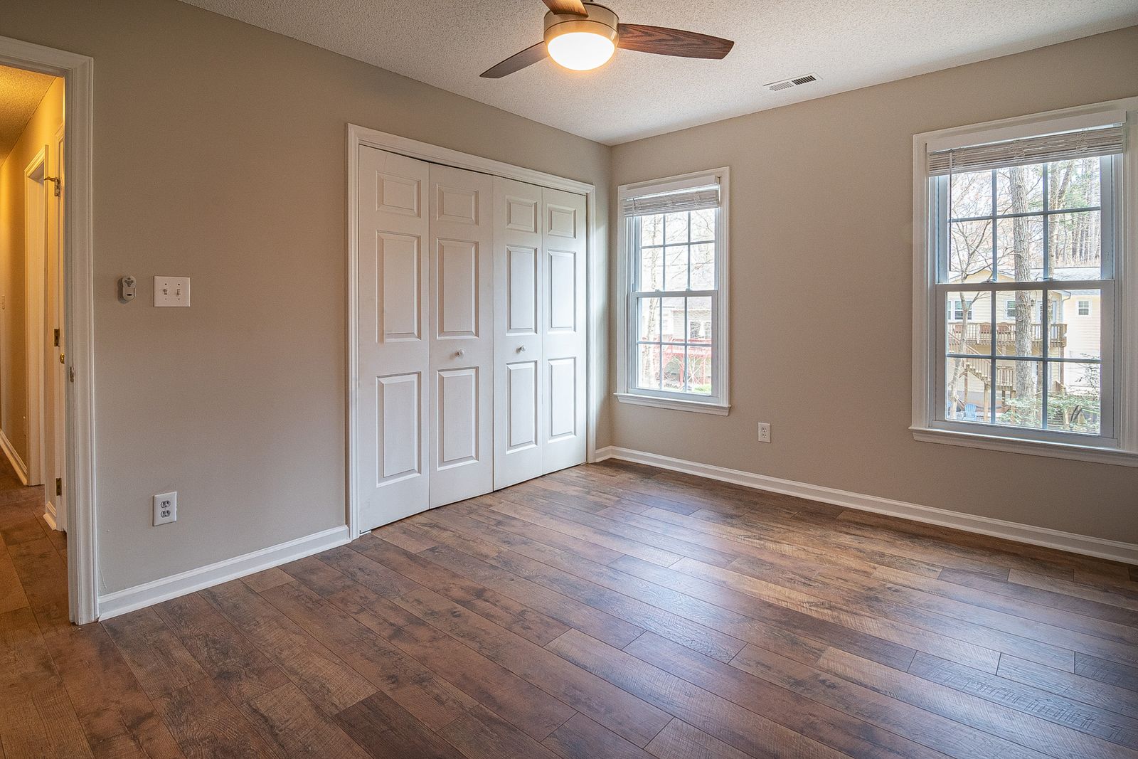 Pièce vide au parquet propre après une fin de chantier