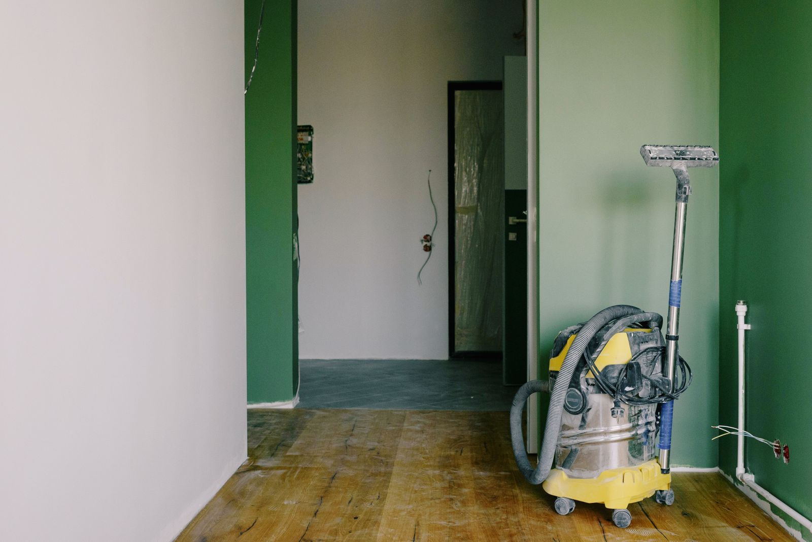 Piece en fin de chantier avec aspirateur professionnel avant nettoyage de remise des cles