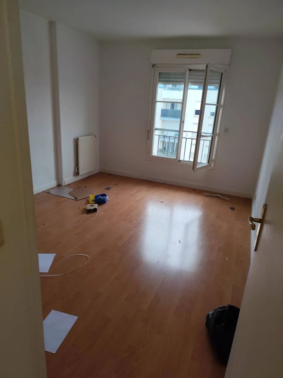 Chambre avant nettoyage — encombrants et débris au sol, appartement à Bordeaux Ravezies