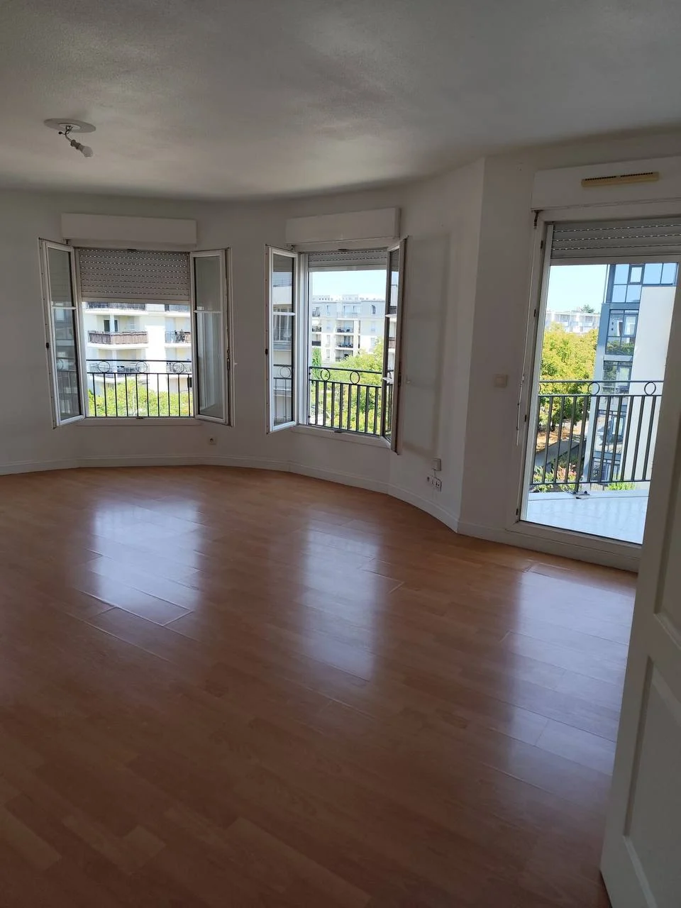 Séjour après nettoyage — grande pièce lumineuse, parquet relustré, appartement à Bordeaux Ravezies